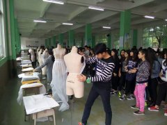 学校举行服装现场立裁、手工制作等比赛